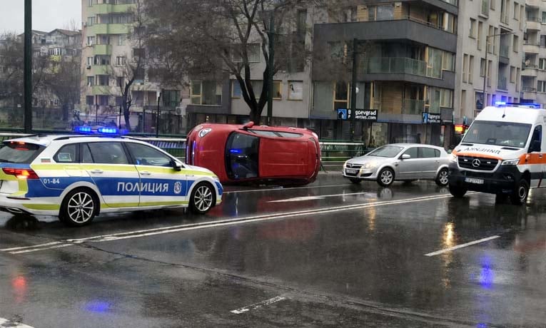 Автомобил се преобърна
