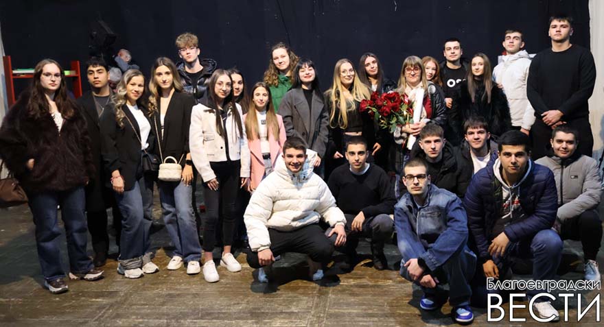 Рози, аплодисменти и сълзи от радост: 12. „Б“ от НХГ Благоевград поканиха по оригинален начин класната си г-жа Танчева на бала