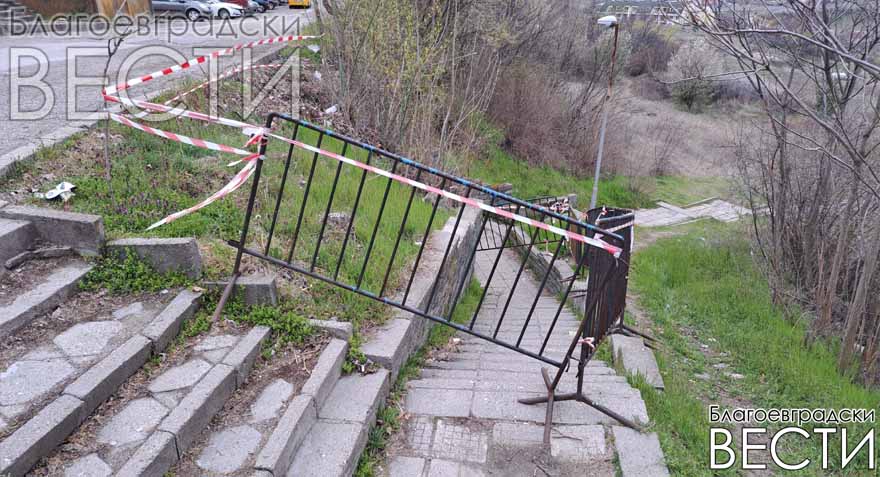 Ленти вместо ремонт: Община Благоевград „реши“ проблема с опасната стена