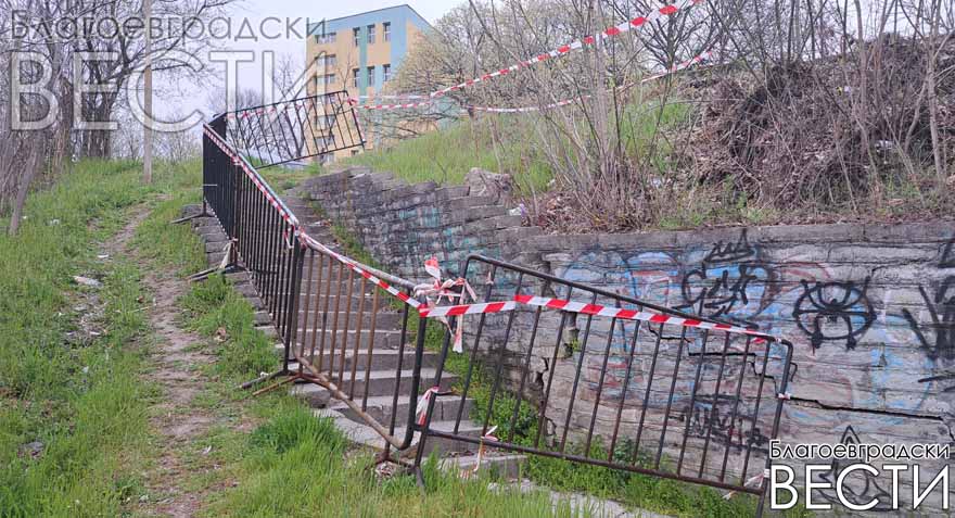 Ленти вместо ремонт: Община Благоевград „реши“ проблема с опасната стена