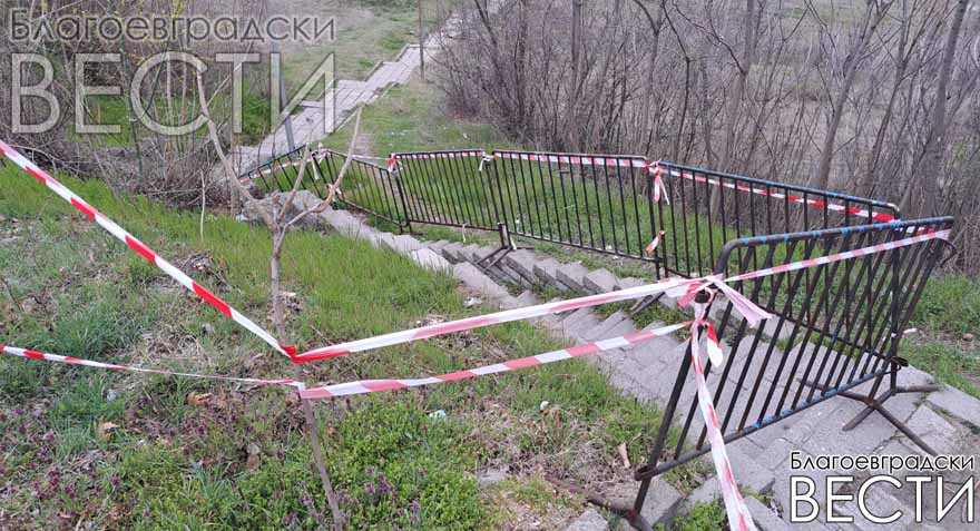 Ленти вместо ремонт: Община Благоевград „реши“ проблема с опасната стена