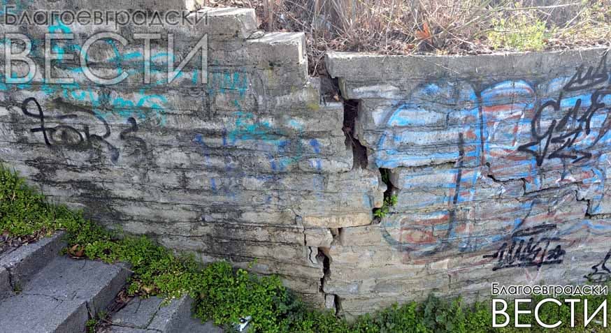 Бомба със закъснител в Благоевград: Опасна стена застрашава ученици
