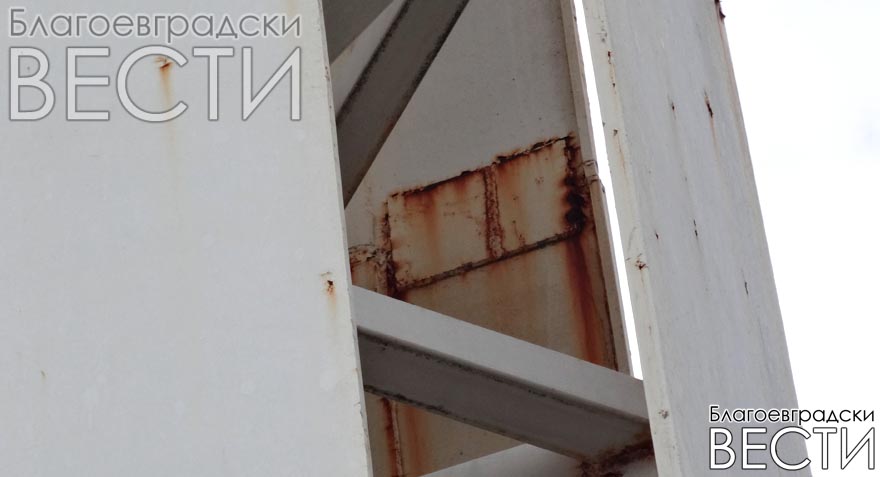Бездействието на Община Благоевград заплашва 33-метровия кръст: ръжда, деформация и опасност от срутване
