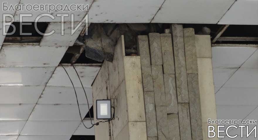 Разруха над главите на пациентите: Централният вход на „МБАЛ – Благоевград“ се разпада