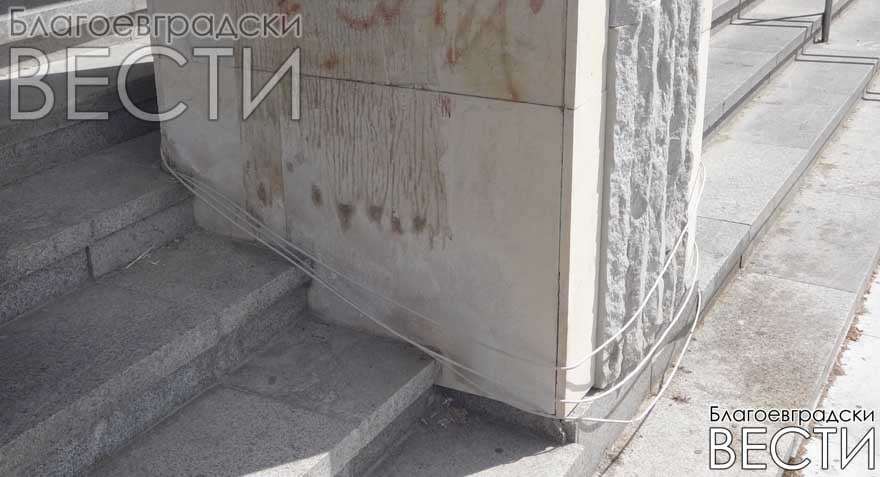 Разруха над главите на пациентите: Централният вход на „МБАЛ – Благоевград“ се разпада