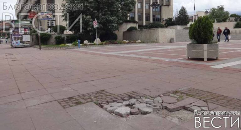 Бездействието на община Благоевград превръща импровизираната таксиметрова пиаца върху площада в опасно място