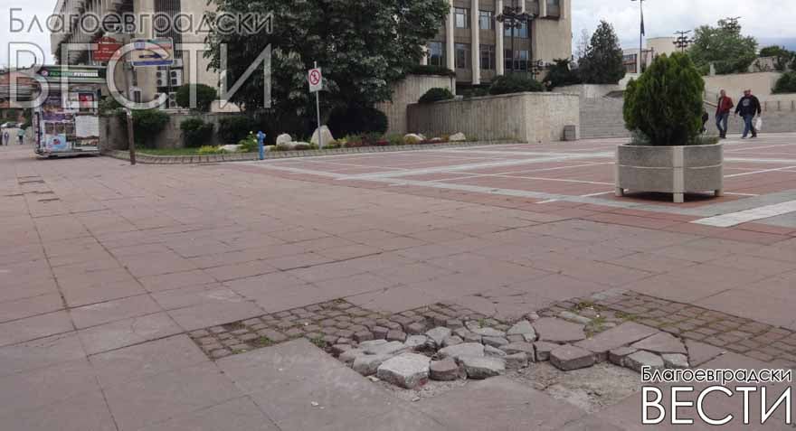 Бездействието на община Благоевград превръща импровизираната таксиметрова пиаца върху площада в опасно място