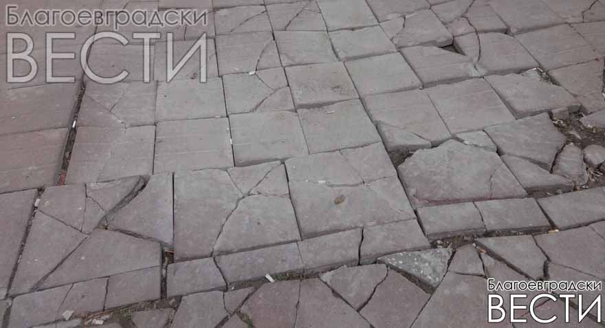 Бездействието на община Благоевград превръща импровизираната таксиметрова пиаца върху площада в опасно място