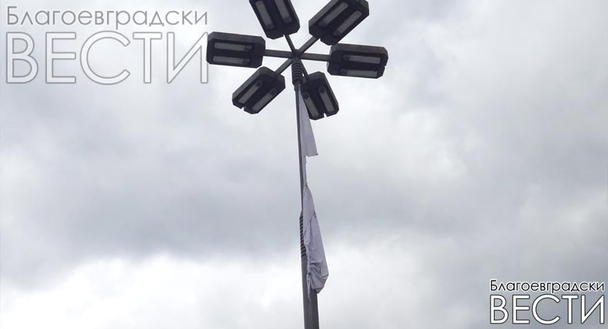 Община Благоевград отново показа бездействие: знамената в центъра са като парцали 