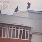 Саниране за милиони се разпада още при първата буря? Ламарини полетяха от покрива на блок в Благоевград, живущи предотвратиха трагедия