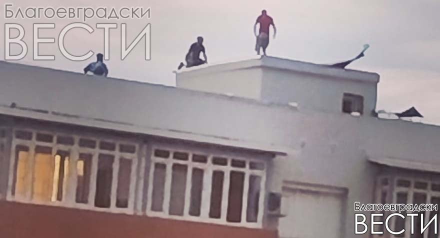 Саниране за милиони се разпада още при първата буря? Ламарини полетяха от покрива на блок в Благоевград, живущи предотвратиха трагедия