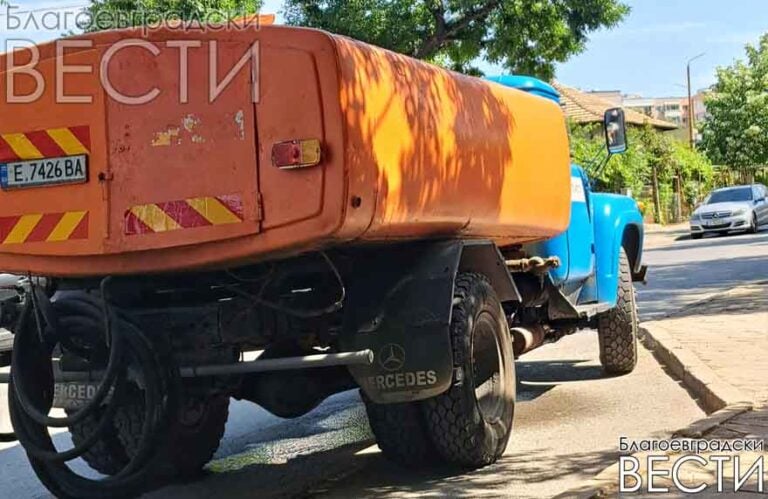 Общинска цистерна спря на автобусна спирка, докато служител си купува бира