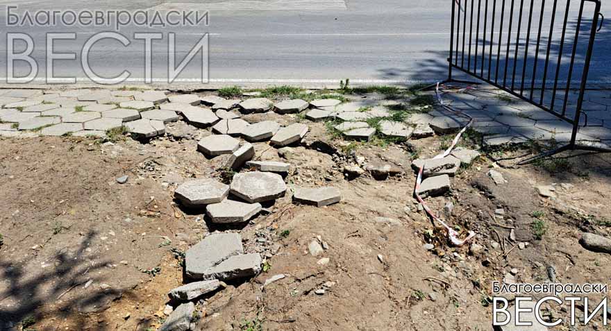Повече от месец разбит тротоар стои без ремонт до парк „Македония“ в Благоевград