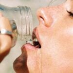 Колко вода е полезно да пием в жегите – и защо това е жизненоважно за нас