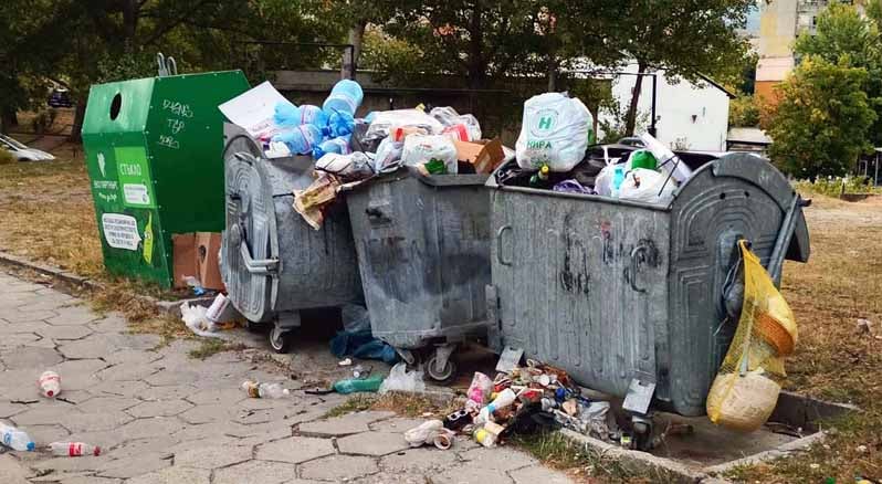 Контейнерите в ж.к. „Ален мак“ преливат: „Да не би отново да сме пратили сметосъбиращите камиони в София?“