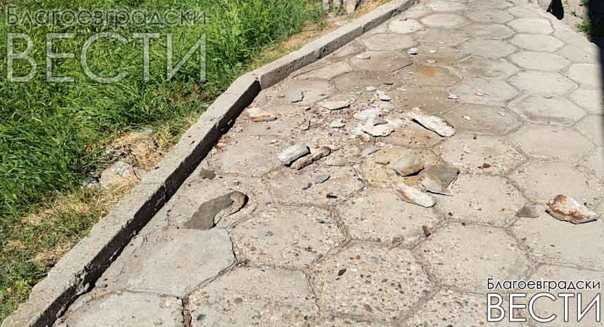 Голям къс бетон се стовари на крачка от жена в Струмско!