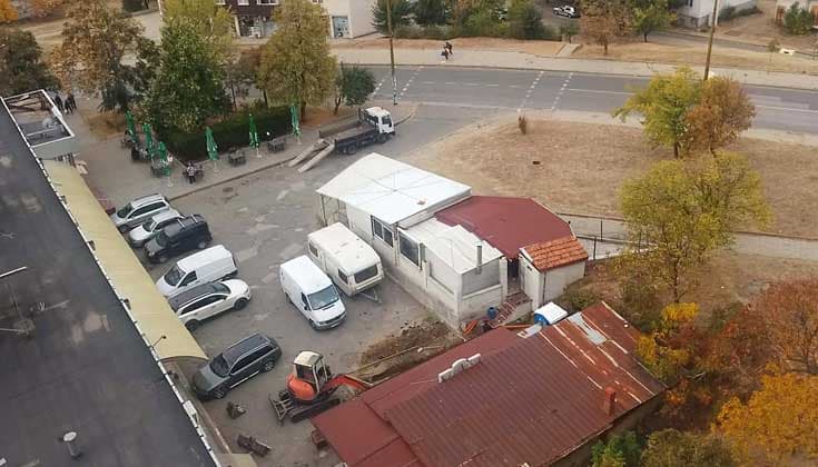 Читателка с тревожен сигнал от кв. „Еленово“: Завладени алея и част от паркинг